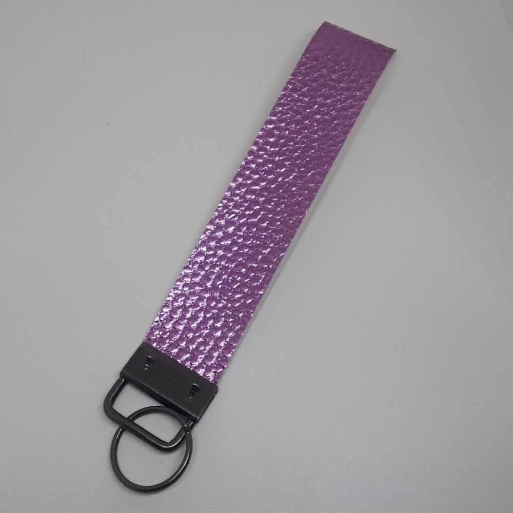 Pink wristlet keychain - Picture 3 of 5
